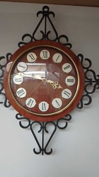 Стенен часовник --
