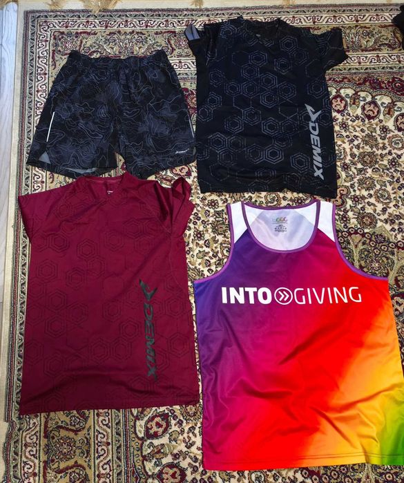 Одежда школьная и спортивная.