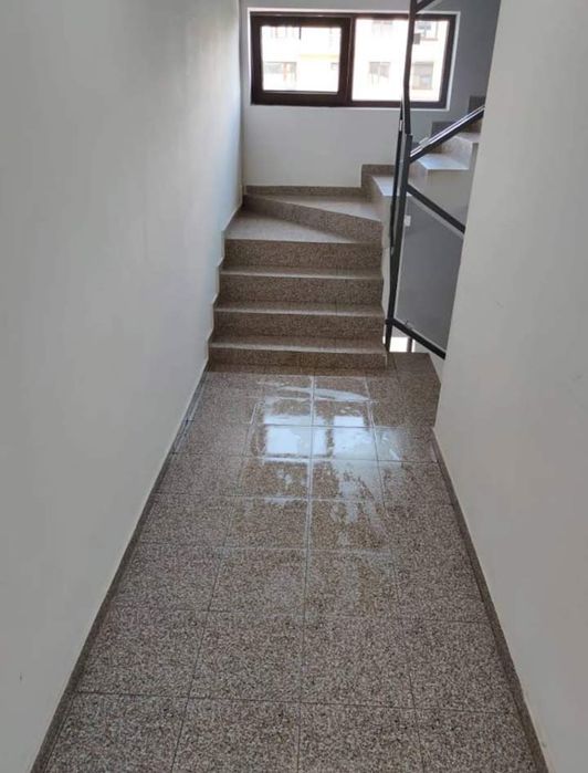 Servicii profesionale de curățenie birouri, scări de bloc și spații comerciale