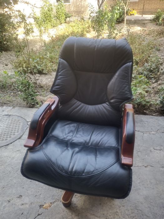 Кожаный кресло для офиса