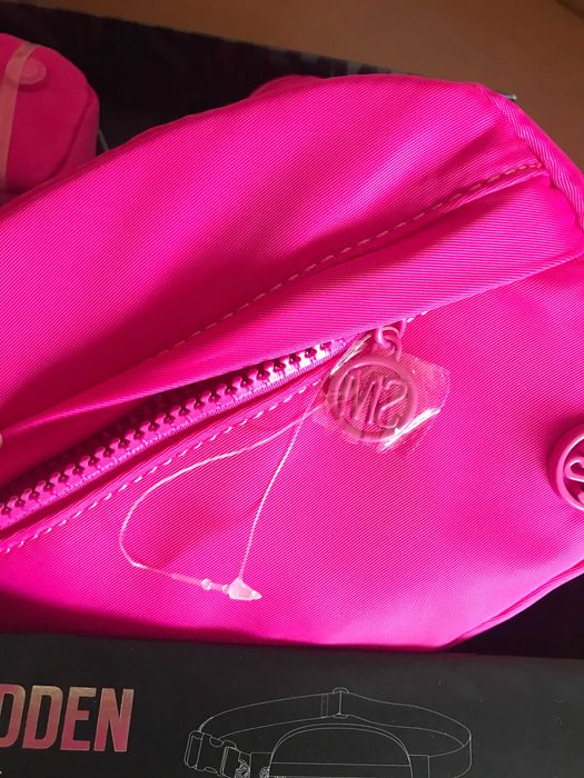 Нов,оригинален комплект  чанта-колан с 2 портмонета
Steve Madden