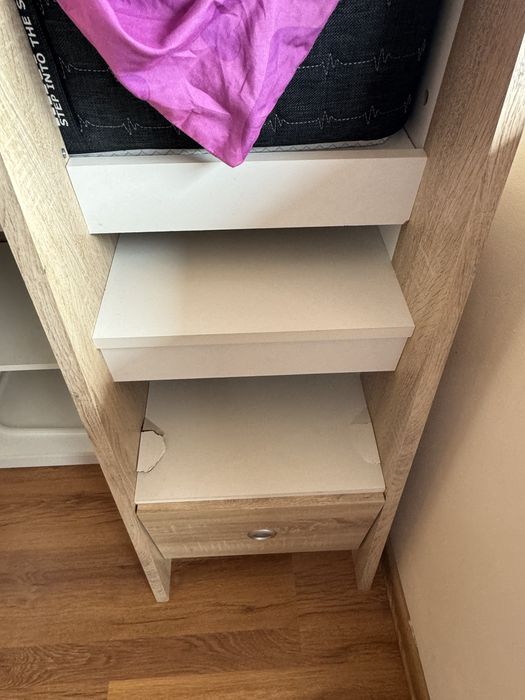 Продавам легло с рафтове,чекмедже и бюро на с колелца