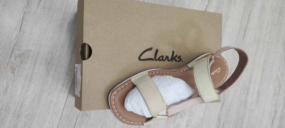 Летние сандалии бренда Clark's