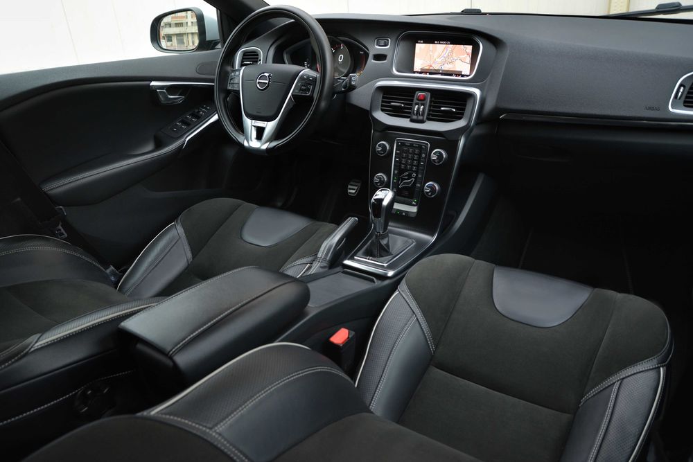 Volvo V40 / 2.0 / Diesel / R-Design / Keyless
