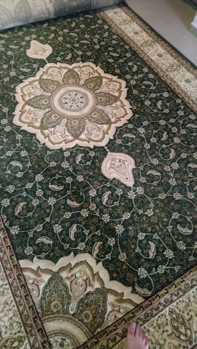 Ковер напольный - темно зеленый.