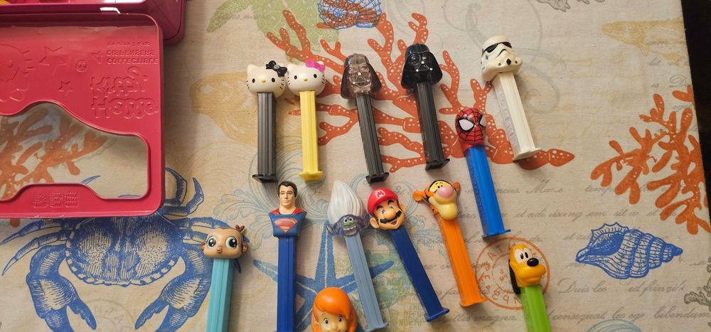 dispenser bomboane pez cutie