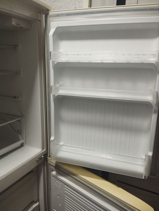 СРОЧНО!!! Продаётся двухкамерный холодильник "Sino"