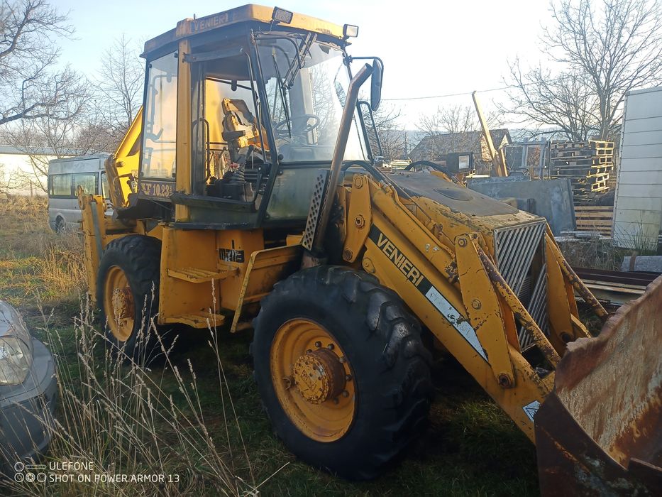 Buldoexcavator , dumper și tractor cu incarcator