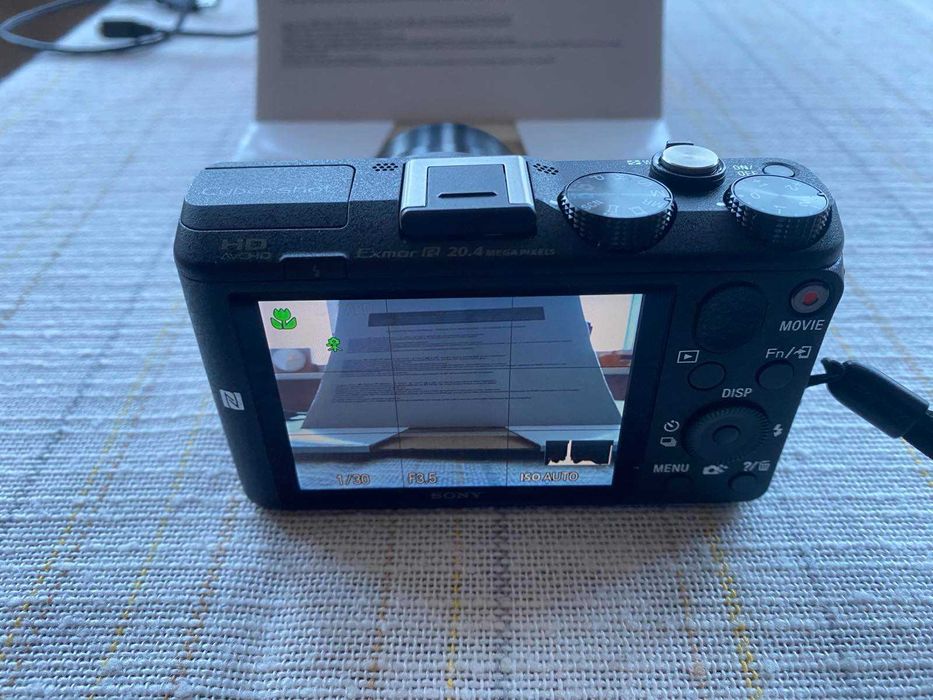 Продавам - компактна камера Sony DSC HX60- като нова!