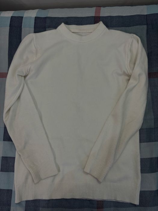 Белый свитшот, обтягивает