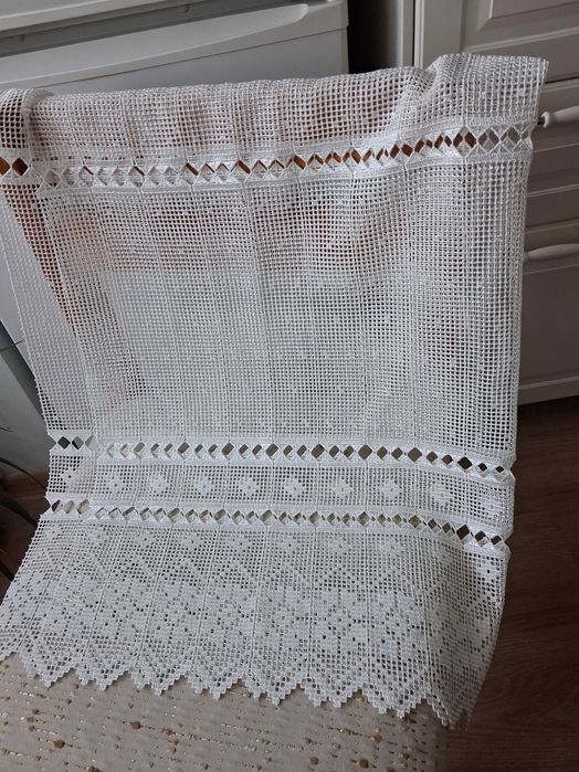 Две пердета за малък прозорец