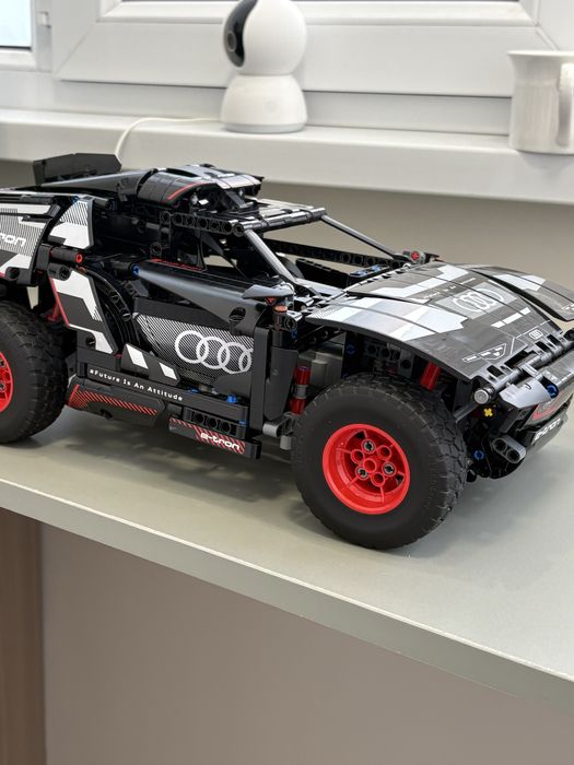 Lego машинка модель Audi RS Q e-tron с торгом