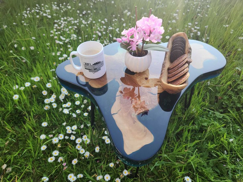 Маса от епоксидна смола и дърво