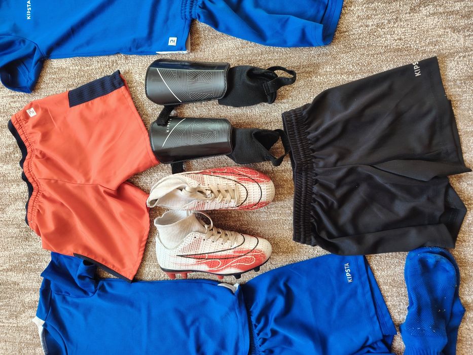 Lot crampoane 32, 2 echipamente forbal, aparatori