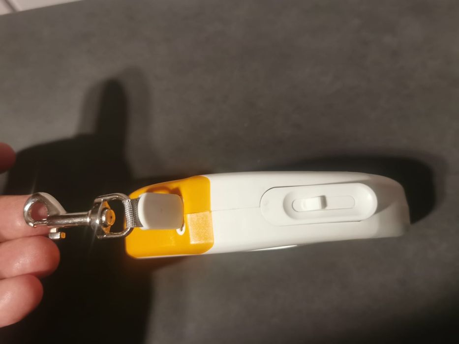 Lesă retractabilă și ham, pentru câini.