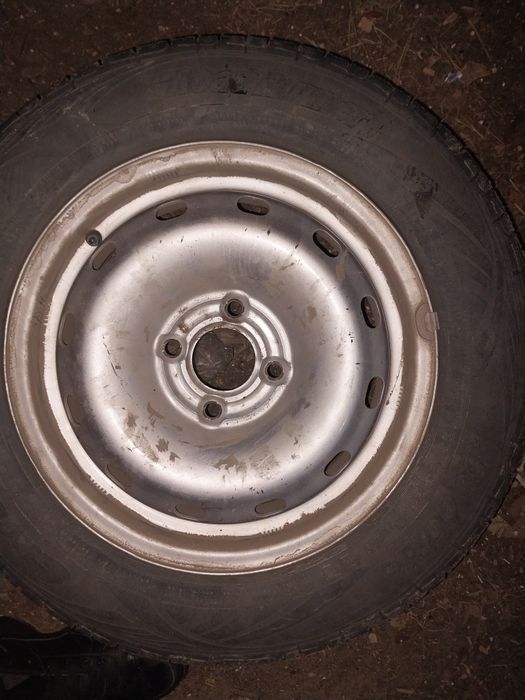 Продам летнию резину на дисках.