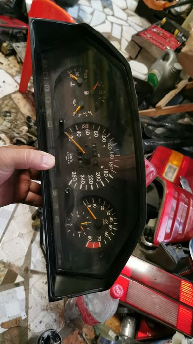 Запчасти на машине машину