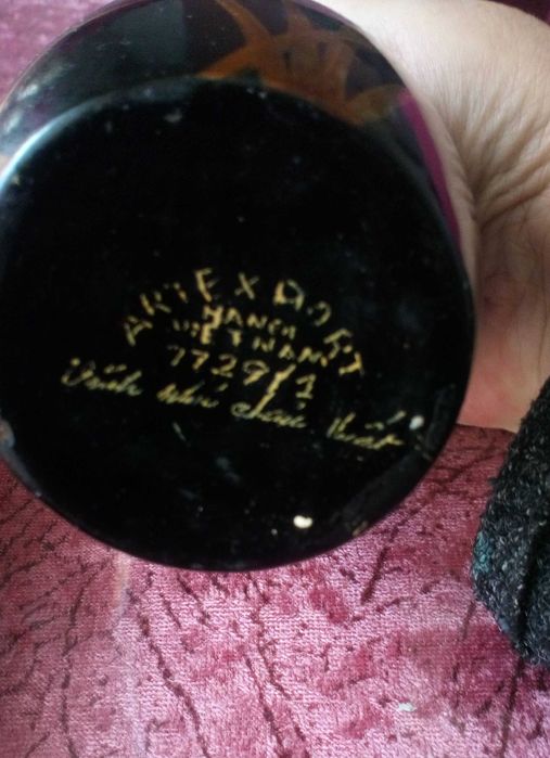 Две вази  и табла  от лак Цена за бр.