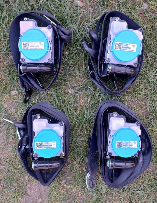 Set 4 centuri siguranta Toyota Yaris Cross , defecte ( blocate )