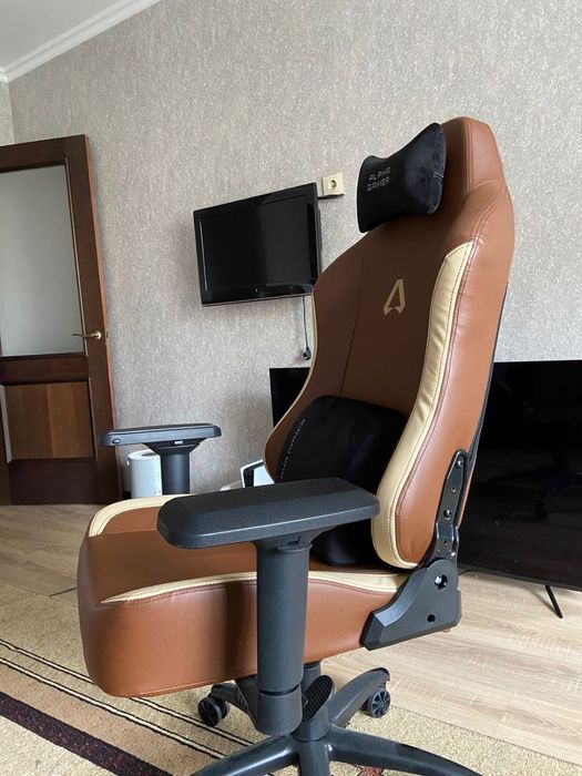 Игровое компьютерное кресло