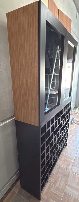 Dulap cu rafturi pentru bauturi; Vitrina cu depozitare pentru sticle