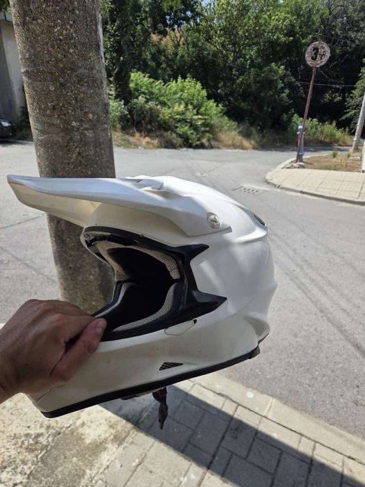 Кросова каска SHOEI