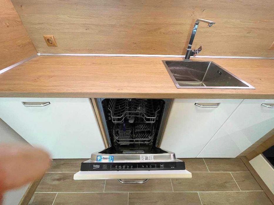 Двустаен обзаведен апартамент с две покрити паркоместа