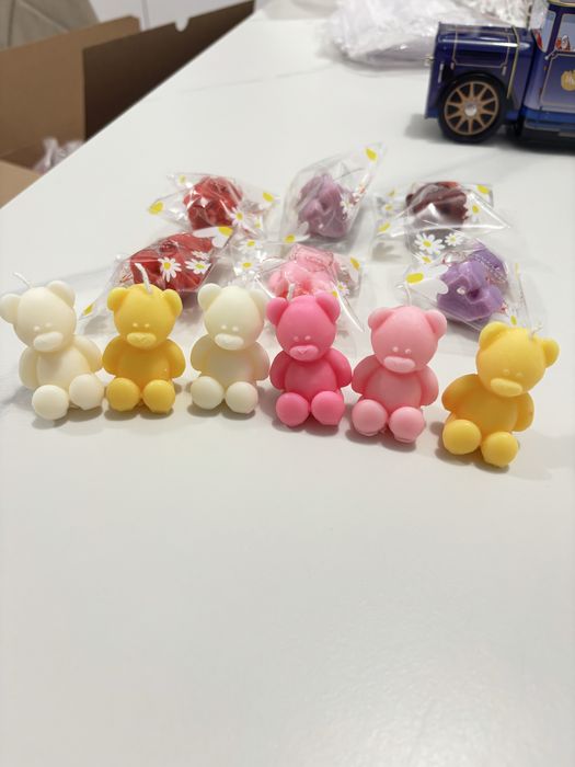 Martisoare din ceara parfumate si colorate. La 10 martisoare primiti 2