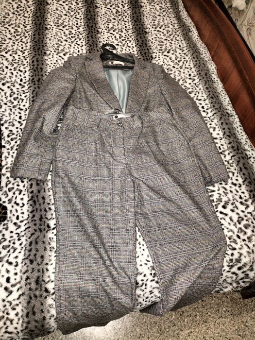 Продам два костюма