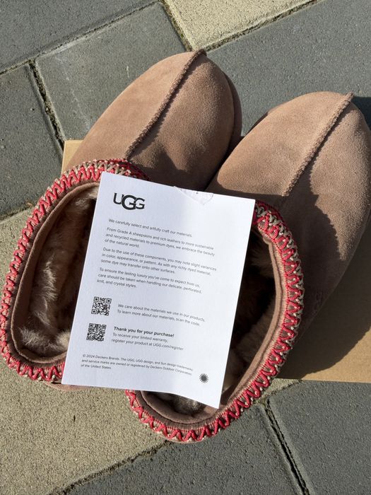 Ugg de piele intiarsa.