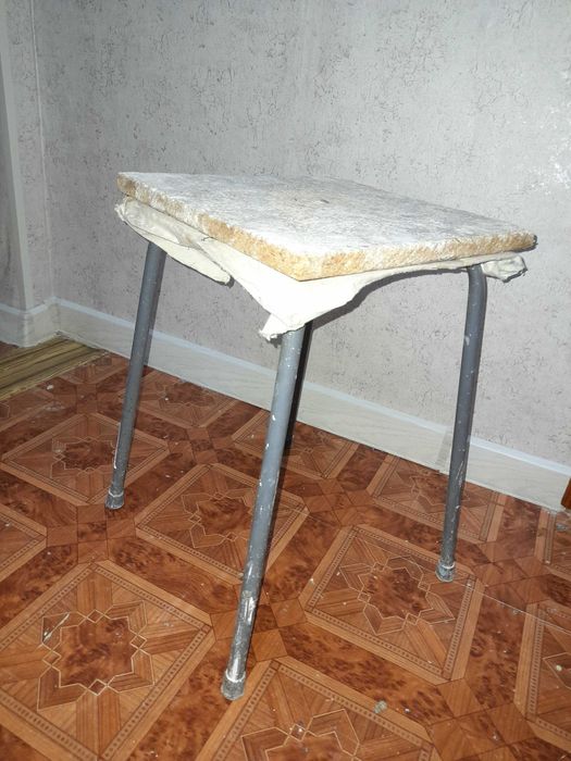 Табурет б.у. на железных ножках, крепкий, недорого