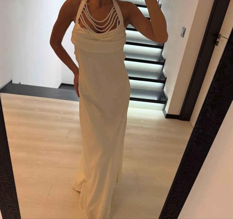 Rochie alba cu detalii la baza gatului