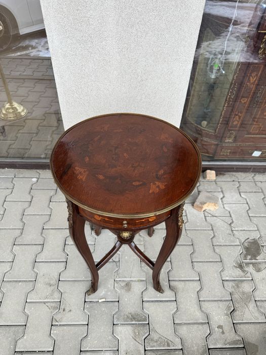 Masă din lemn cu intarsii și elemente bronz