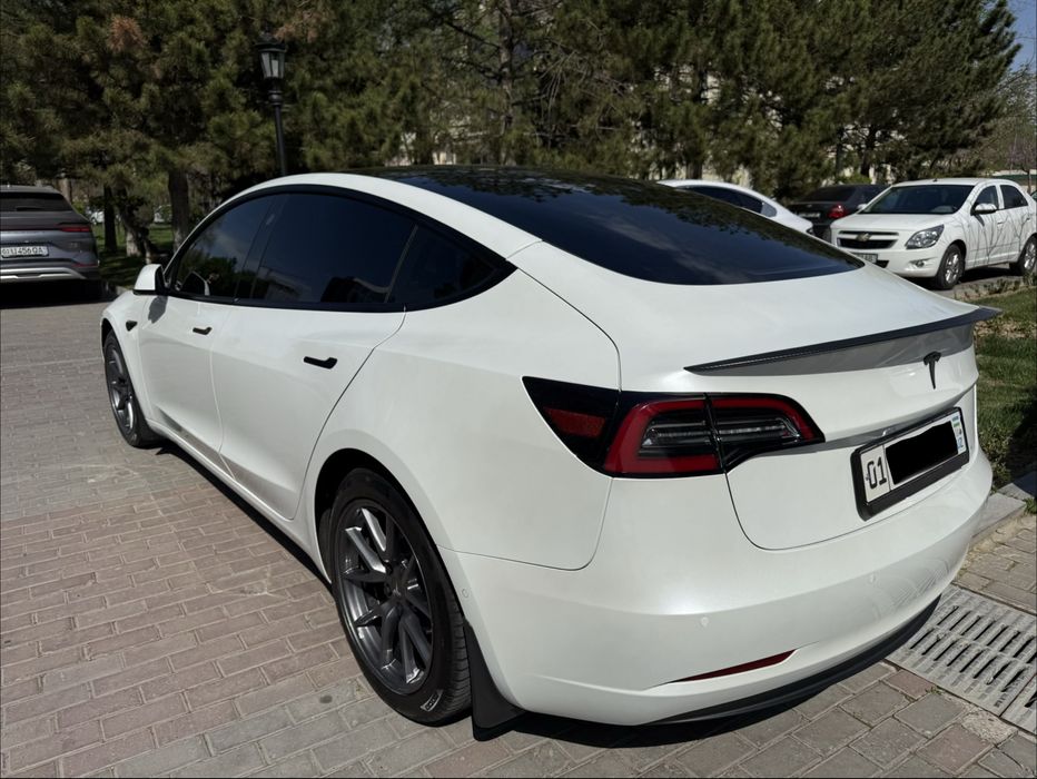 Продам Тесла 3 почти новая