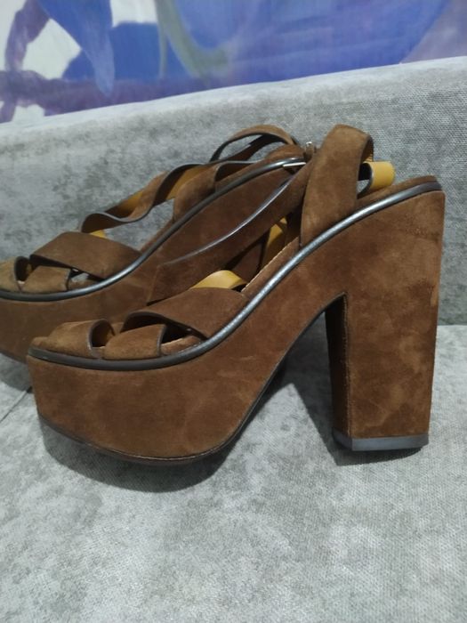 Продам замшевые босоножки