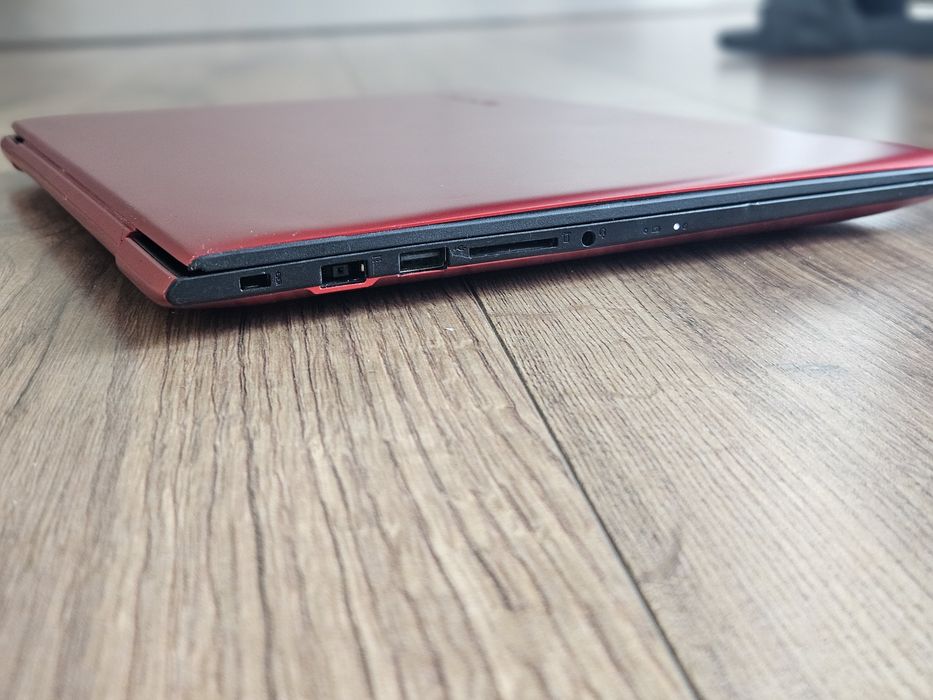 Laptop de gaming Intel i7 8GB SSD 256GB 2 placi video 14 inch fullhd, taste iluminate, Lenovo rosu stare foarte bună jocuri