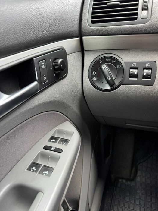 Vokswagen Touran 1.9 TDI (105 CP) - 7 locuri