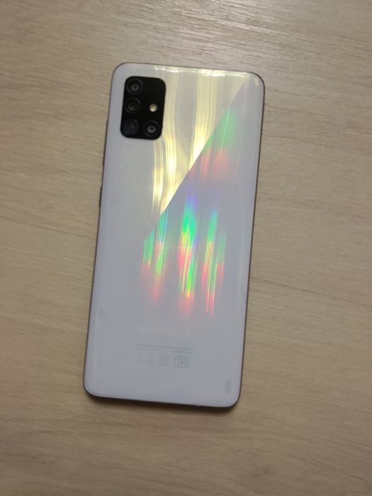 Продам рабочи телефон Самсунг а51 с защитным стеклом