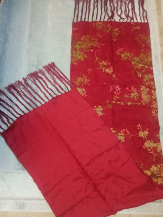 Вечернее платье с палантином.