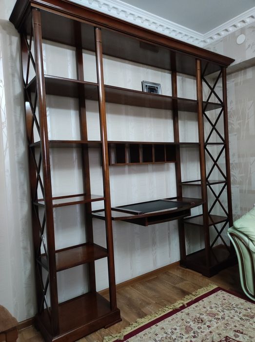 Дизайнерский стеллаж для дома и офиса. Италия, массив красного дерева
