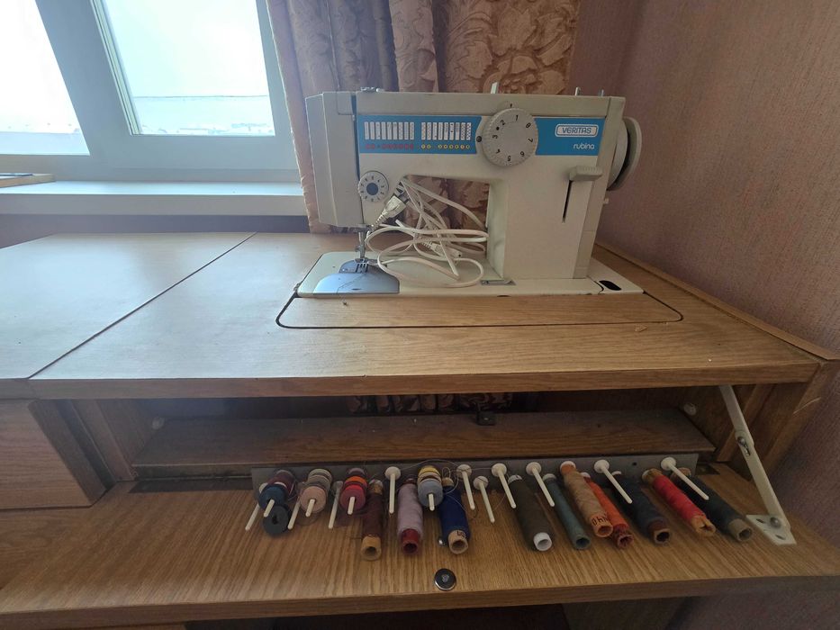Продам швейную машинку  VERITAS со столом