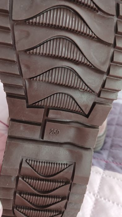 Срочно продам ботинки