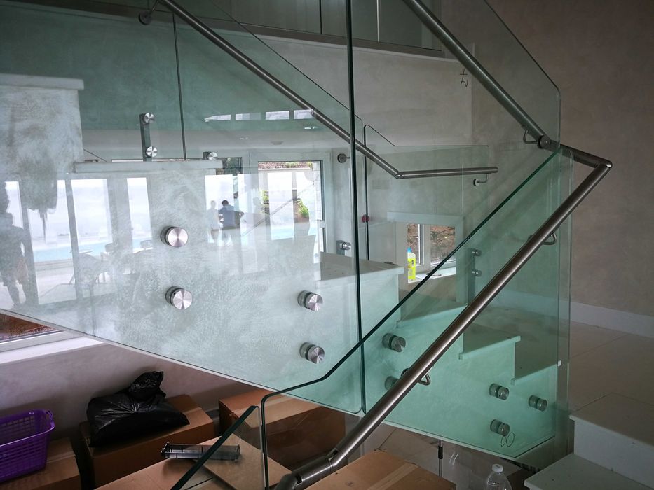 Стъклени парапети по стълбища