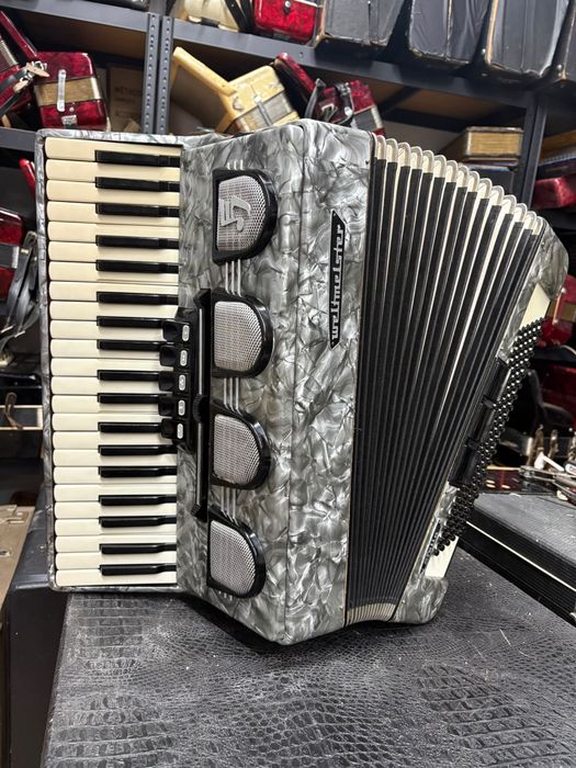 Acordeon Weltmeister Stella cu 120 de basi, surdina, camera, cassotto