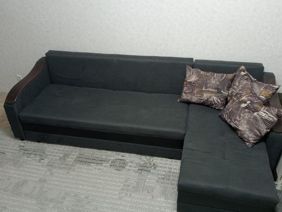 Диван-кровать с подушками