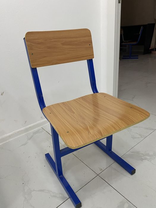 Двухместная парта с двумя стульями