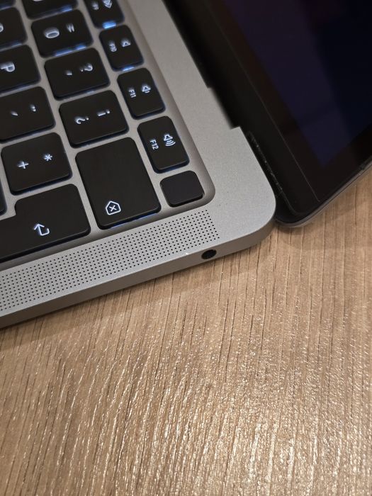 Macbook air 13 инча, M1, 21 цикъла на батерията