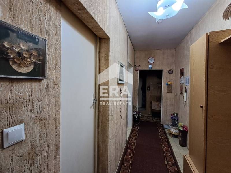 Тристаен ексклузивен апартамент за продажба, с отделна кухня, в санира