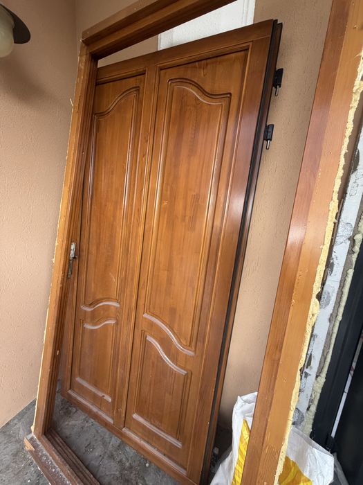 Продам входную деревянную дверь