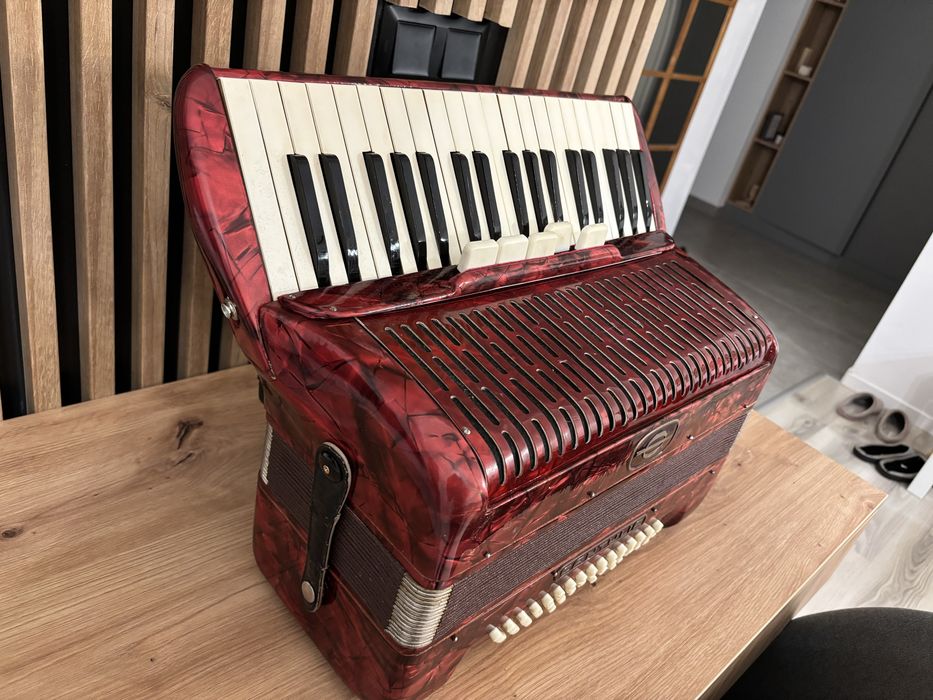 Vand acordeon cantulia cu 96 de basi